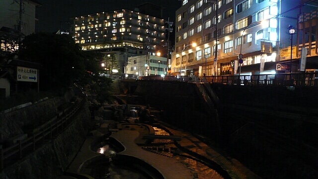 夜の有馬温泉街と有馬川