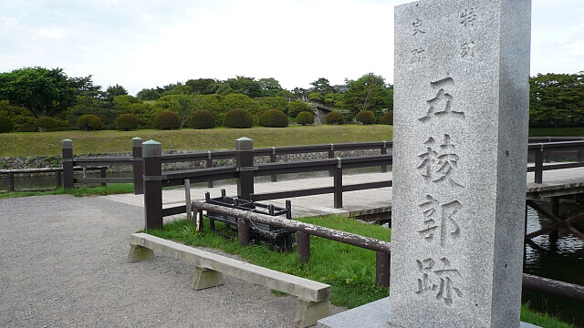五稜郭の入口となる二の橋と石碑