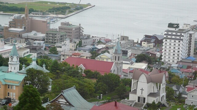 教会が目立つロープウェイで登る途中の山麓の景色