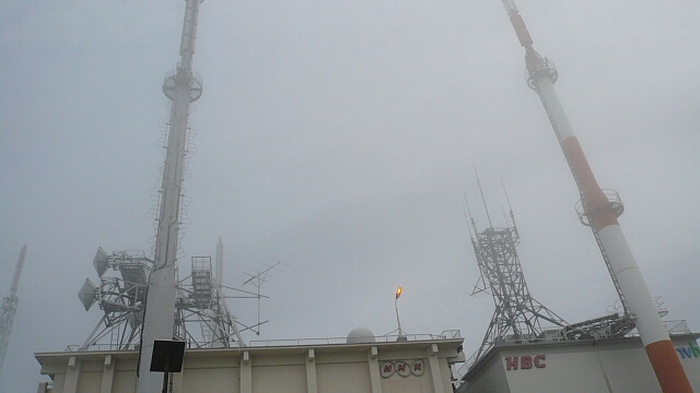 山頂にはテレビやラジオの電波塔