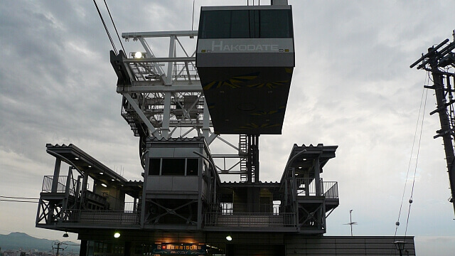 バイクの駐輪場はロープウェイの真下にある