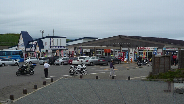 食事処とお土産屋、駐車場の様子