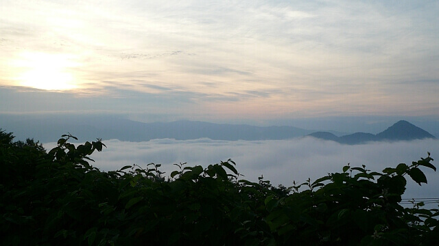 洞爺湖を包む朝日と霧