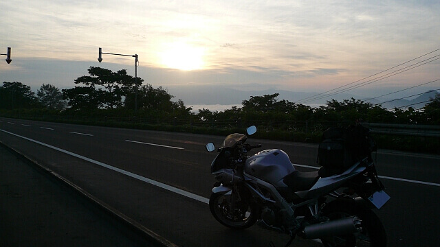 愛車越しに見る朝日と洞爺湖、中島