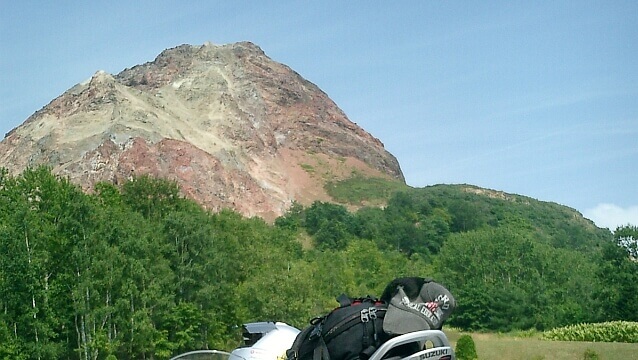 存在感ある赤肌の溶岩ドーム