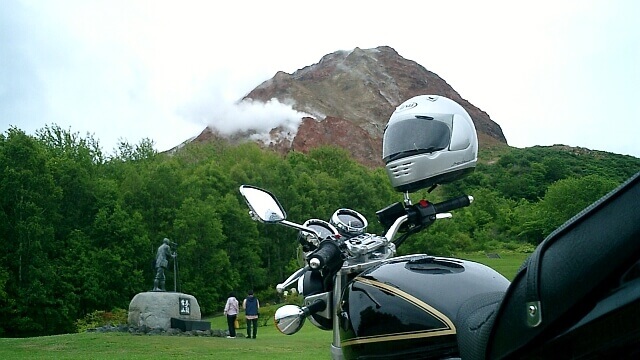 敷地内には三松正夫さんの像も