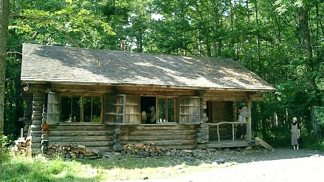 ドラマでは焼失した丸太小屋