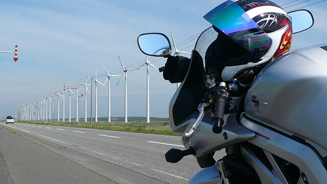 ド迫力！28基が並ぶ風力発電のプロペラ