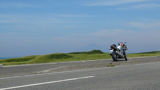 うっすら見える利尻島
